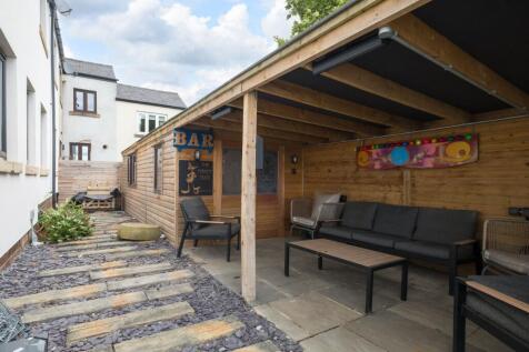 OUTBUILDING/BAR