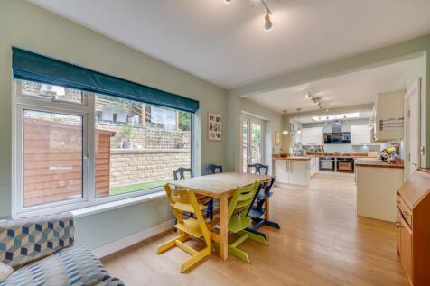 FABULOUS SITTING ROOM AND EXPENSIVE KITCHEN DINER