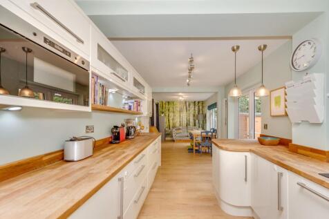 FABULOUS SITTING ROOM AND EXPENSIVE KITCHEN DINER