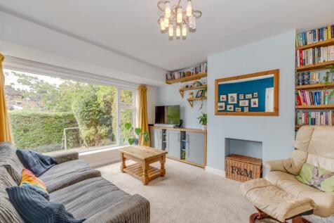FABULOUS SITTING ROOM AND EXPENSIVE KITCHEN DINER