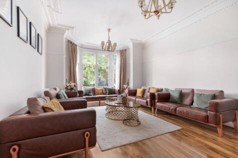 KITCHEN, LIVING ROOM, FAMILY ROOM AND DINING ROOM