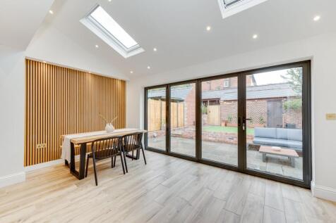 OPEN PLAN KITCHEN/DINING ROOM
