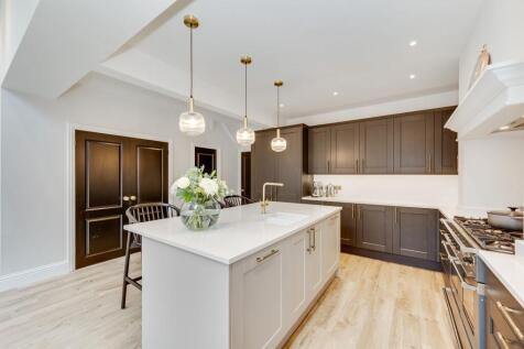 OPEN PLAN KITCHEN/DINING ROOM