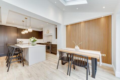 OPEN PLAN KITCHEN/DINING ROOM