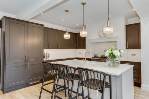OPEN PLAN KITCHEN/DINING ROOM
