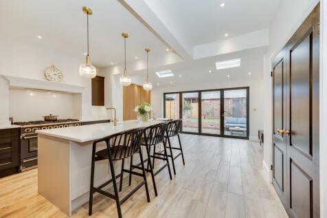 OPEN PLAN KITCHEN/DINING ROOM