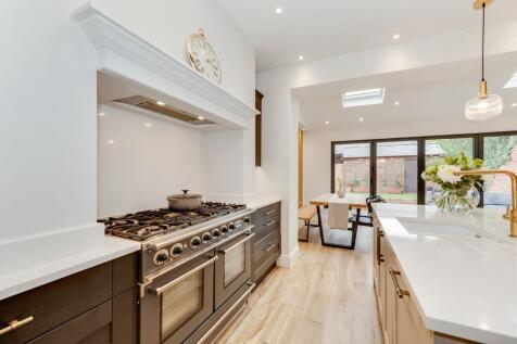 OPEN PLAN KITCHEN/DINING ROOM