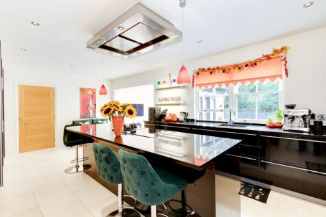 KITCHEN, SITTING ROOM AND LOUNGE/DINING ROOM