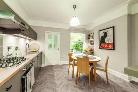 LIVING ROOM AND KITCHEN/DINER