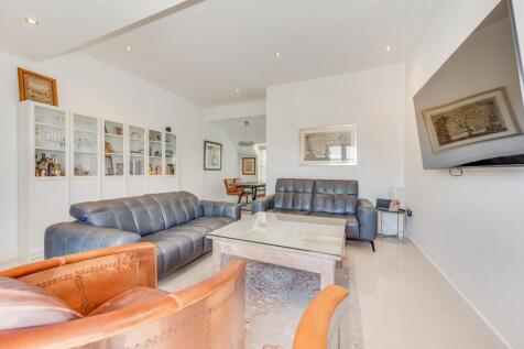 KITCHEN, DINER AND LIVING ROOM