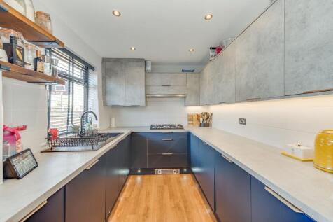 KITCHEN AND LOUNGE/DINER