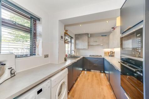 KITCHEN AND LOUNGE/DINER