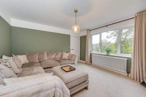 FRONT LOUNGE
