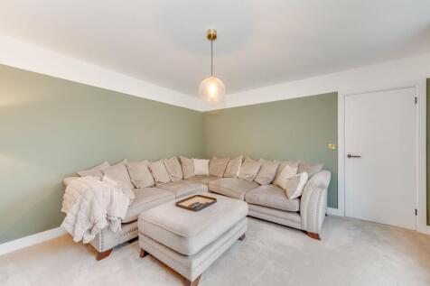 FRONT LOUNGE