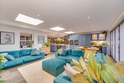 OPEN PLAN KITCHEN/DINER/LIVING ROOM