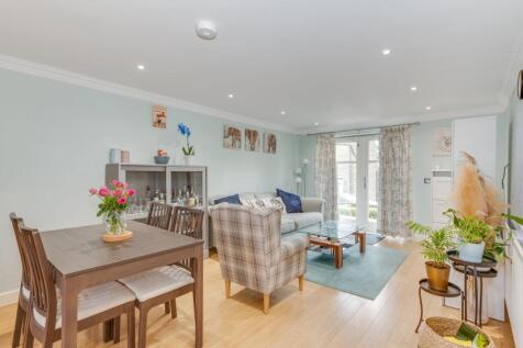 OPNE PLAN KITCHEN/DINER/LOUNGE