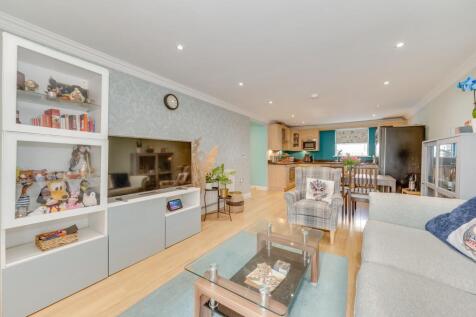 OPNE PLAN KITCHEN/DINER/LOUNGE