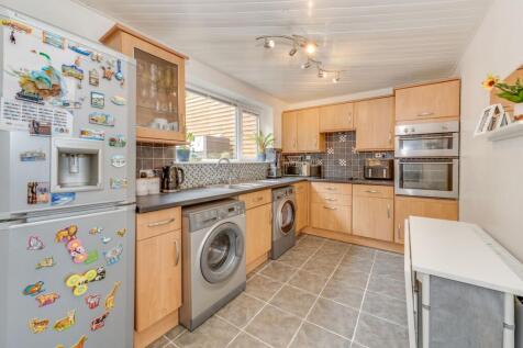 LIVING ROOM AND KITCHEN/DINER