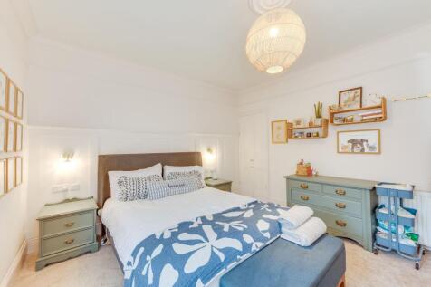 THREE DOUBLE BEDROOMS AND FABULOUS BATHROOM