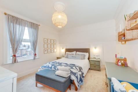 THREE DOUBLE BEDROOMS AND FABULOUS BATHROOM