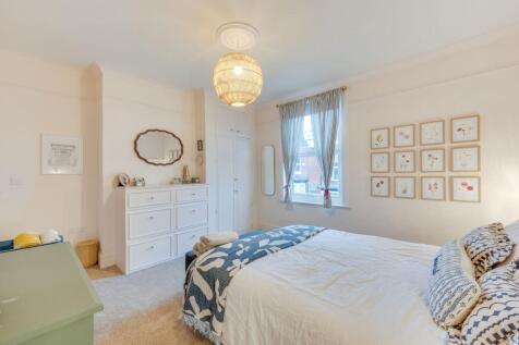 THREE DOUBLE BEDROOMS AND FABULOUS BATHROOM