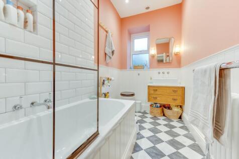 THREE DOUBLE BEDROOMS AND FABULOUS BATHROOM