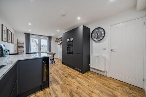 1374298-3-69049ee...