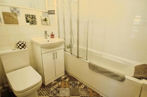 Spacious Bathroom