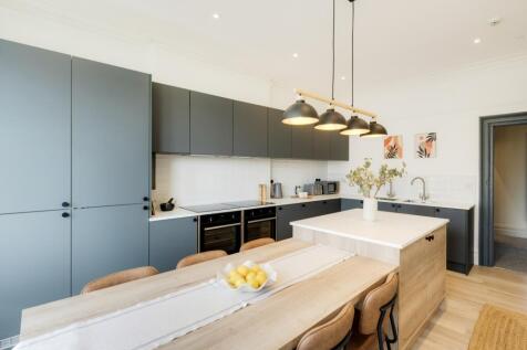 Upper kitchen (4)
