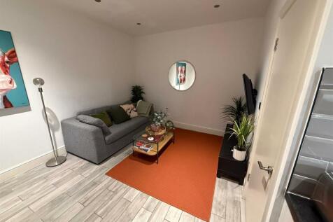 KITCHEN / LIVING ROOM