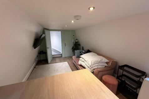 STUDIO ROOM