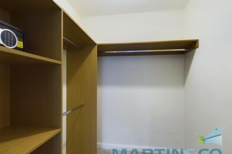 Walk-in-wardrobe 