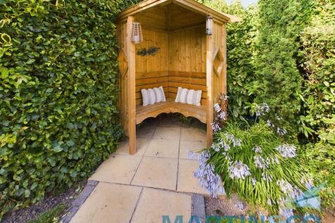 Garden reading ar...