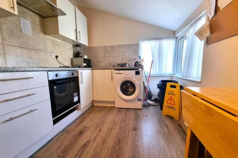 COMMUNAL SHARED FULL KITCHEN