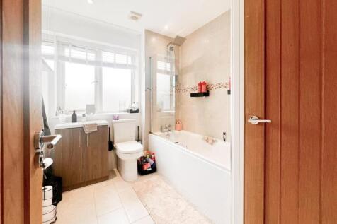 MAIN BATHROOM.jpg