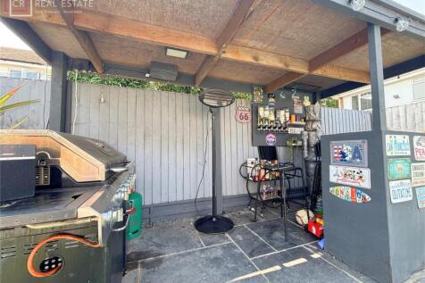 Garden Bar &amp; BBQ Area