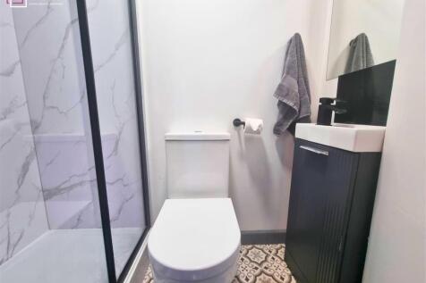 EN-SUITE SHOWER ROOM