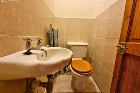 GROUND FLOOR CLOAKROOM