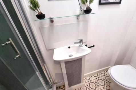 EN-SUITE SHOWER ROOM
