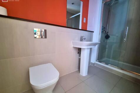 EN-SUITE SHOWER ROOM