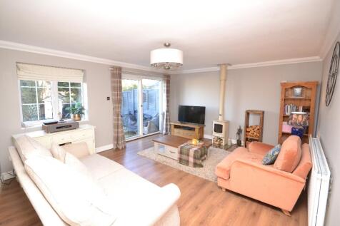 Spacious living room