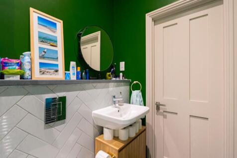 1L9HBN - Bathroom A.jpg