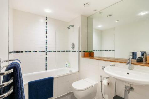 3K0Q7ASC - Bathroom B.jpg