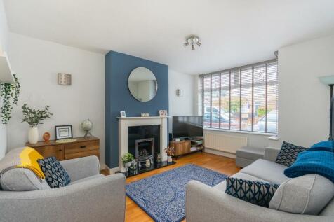 8T5RHD - Living Room B.jpg