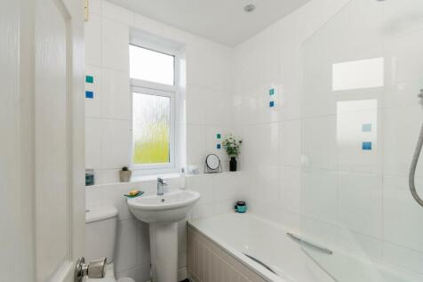 8T5RHD - Bathroom B.jpg