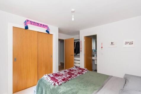 1A0Y5WW - Bedroom D.jpg