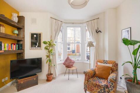 6S6AMR - Living Room B.jpg