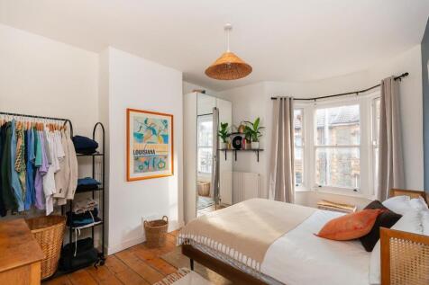 6S6AMR - Bedroom E.jpg
