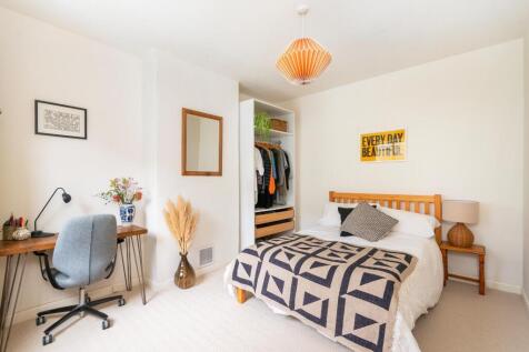 6S6AMR - Bedroom C.jpg