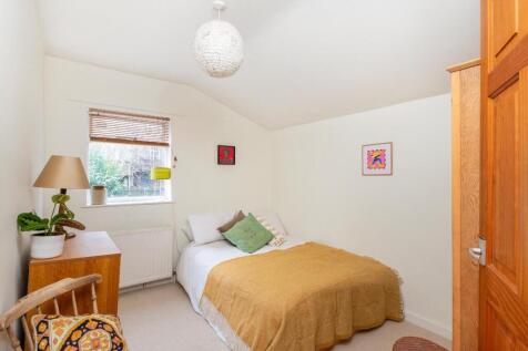 6S6AMR - Bedroom J.jpg